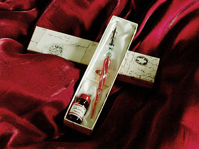 pen rood gemarmerd glas met inkt