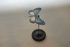 balancerende vlinders, hier zie je hoe de vlinder met het puntje van zijn hoofdje ergens los op balanceert en mee kan deinen op de wind balansvlinders